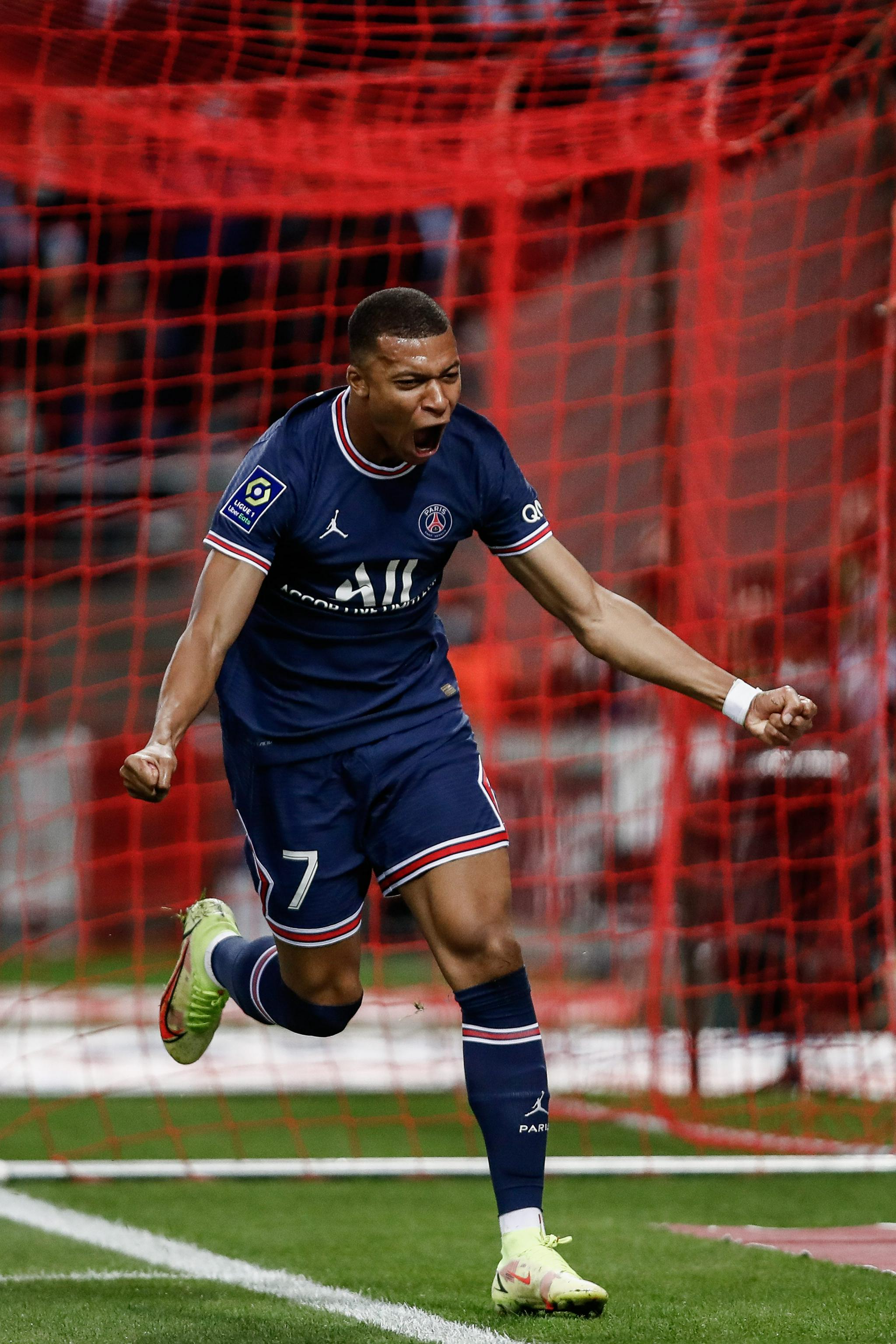 阿斯：阿隆索找到了理想的阵型，防守阶段4-4-2&进攻3-5-2（阿斯：阿隆索确定最佳阵型，防守4-4-2，进攻3-5-2）