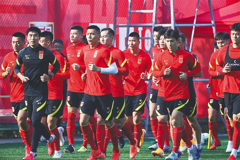 阿姆斯特丹市长：已对阿贾克斯球场燃放烟花一事展开调查（阿姆斯特丹市长宣布启动对阿贾克斯球场烟花事件的调查）