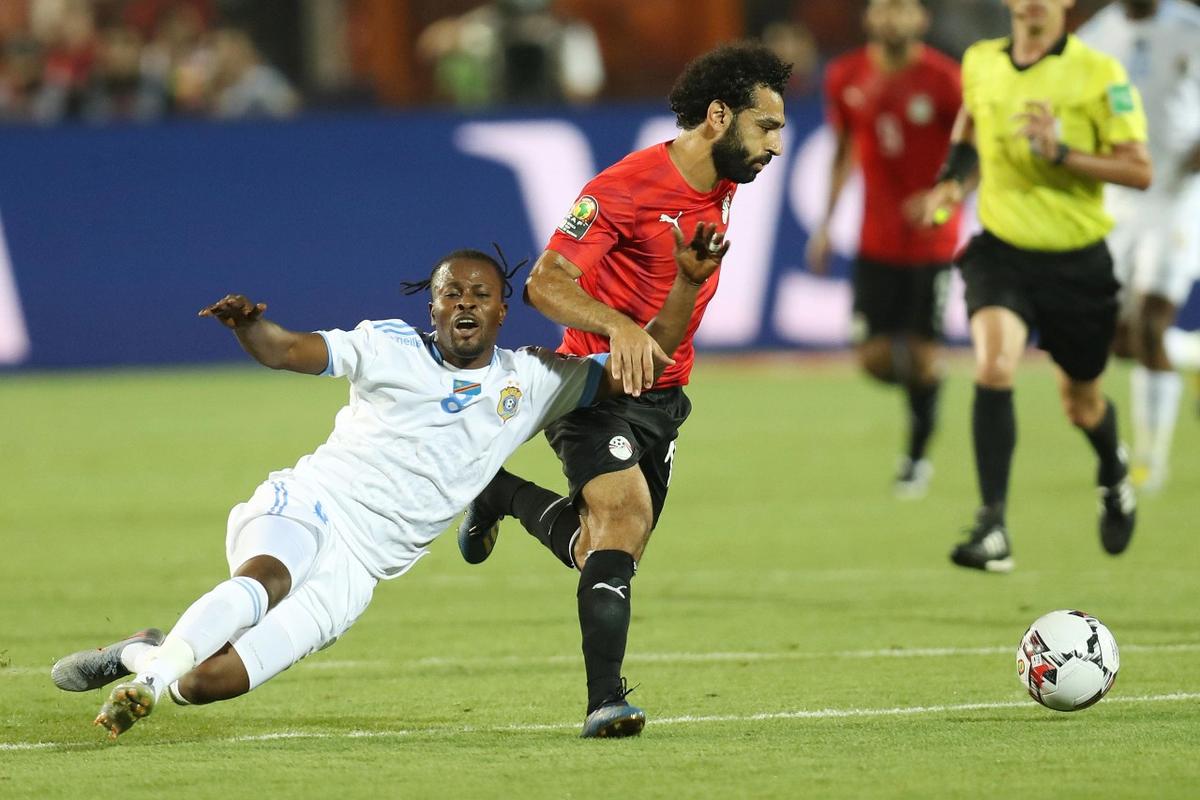 哥本哈根球迷单场向场内投掷83枚烟花，俱乐部被罚15万克朗（哥本哈根因球迷单场投掷83枚烟花被罚15万克朗）