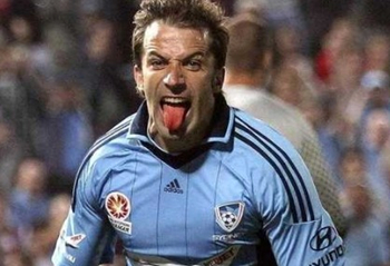 有何意味？萨拉赫社媒晒户外落叶景色图，并未配文（萨拉赫社媒晒落叶美景却无一字，意味几何？）