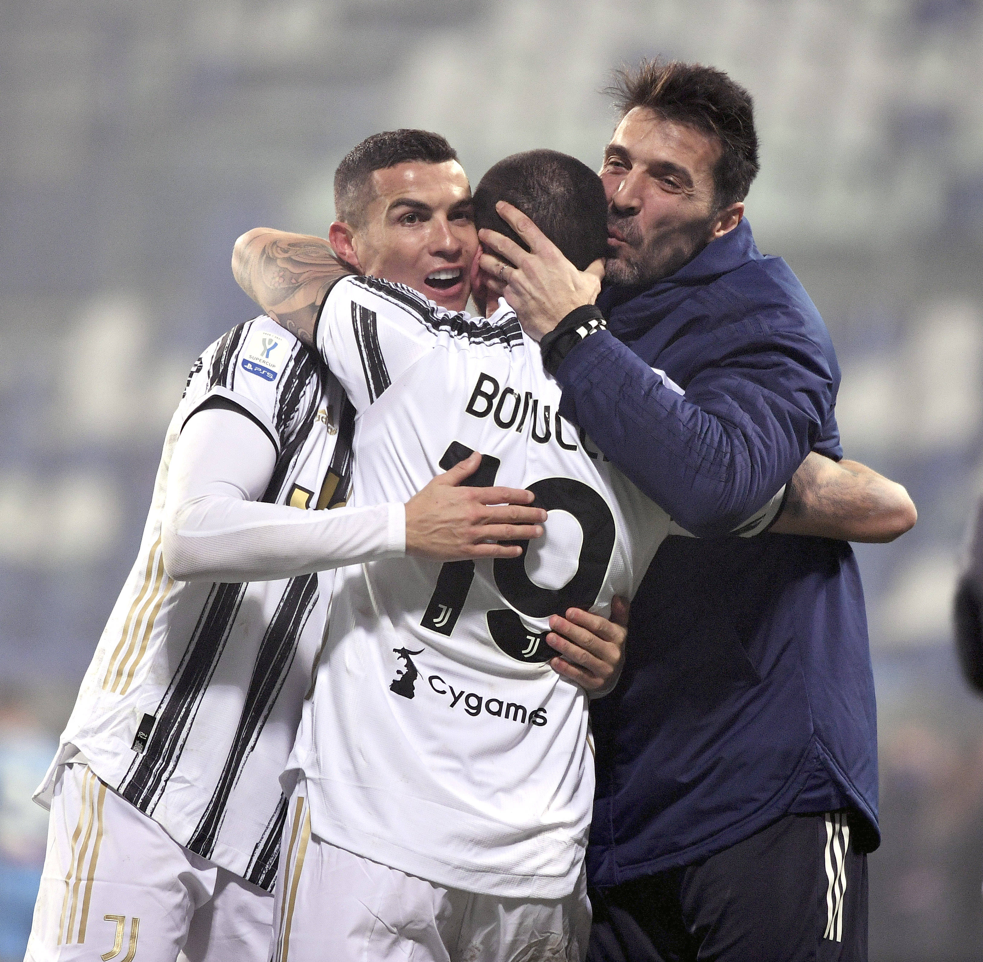 足球曝世界足坛将全面引入AI判罚系统（全球足坛将全面启用AI判罚系统）