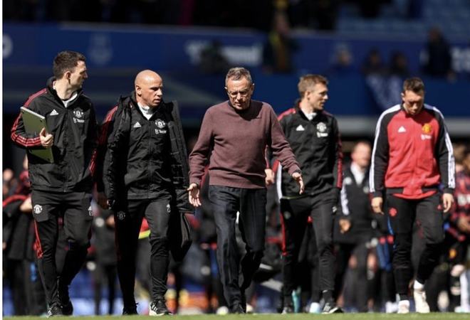 萨拉赫公开炮轰利物浦：若离队沙特高薪与欧洲降薪二选一（萨拉赫怒斥利物浦：若离队，只能在沙特高薪与欧洲降薪间抉择）