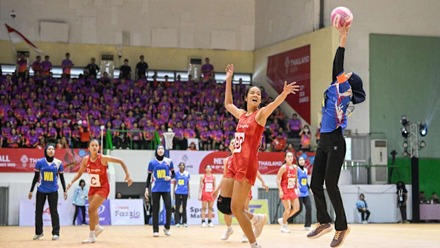 拜仁总监谈转会引援：重点是要新老搭配，保持球队竞争力（拜仁总监谈引援策略：新老结合，确保球队竞争力）