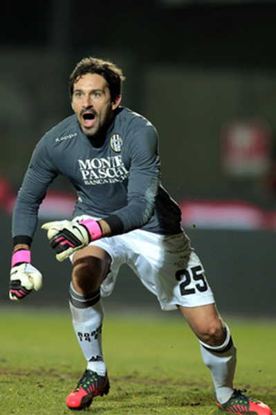 康宁汉姆前两场比赛均错失良机，本场命中关键中投率队取胜（前两战机会频失，康宁汉姆此役命中致胜中投率队获胜）