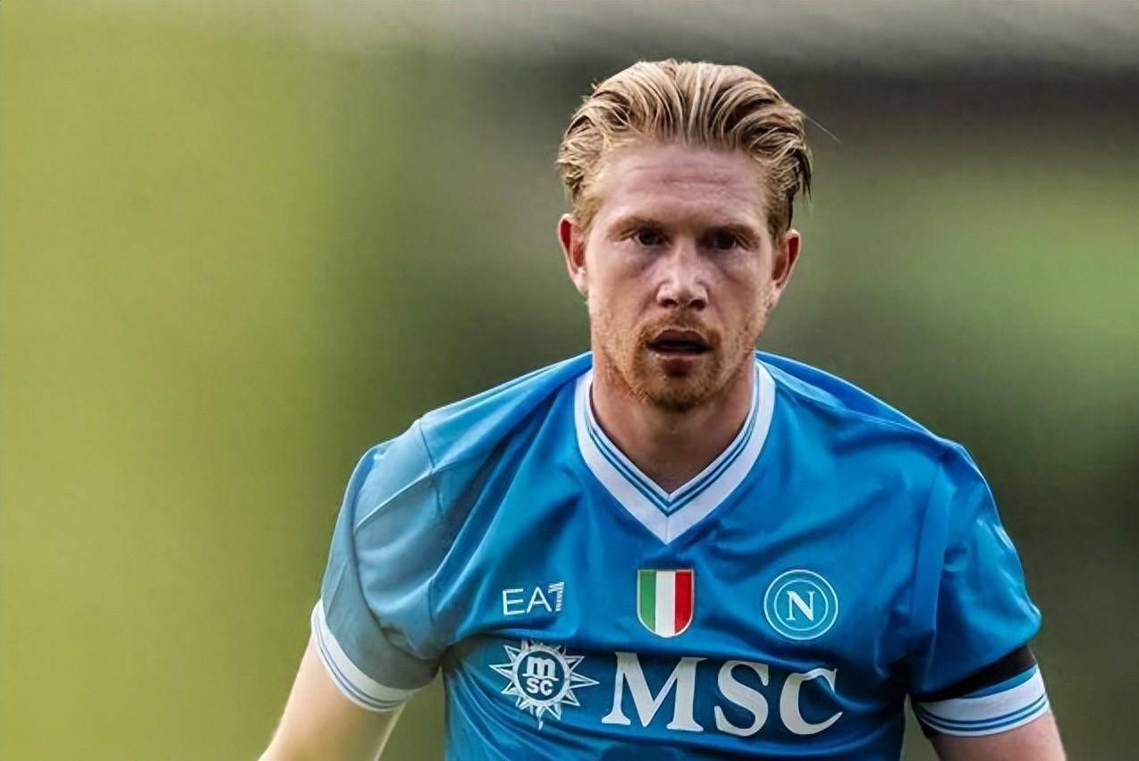 跋涉近18小时，15岁小球迷在球场外山上直播解说解放者杯决赛（15岁球迷徒步近18小时登上球场外山头，直播解说解放者杯决赛）