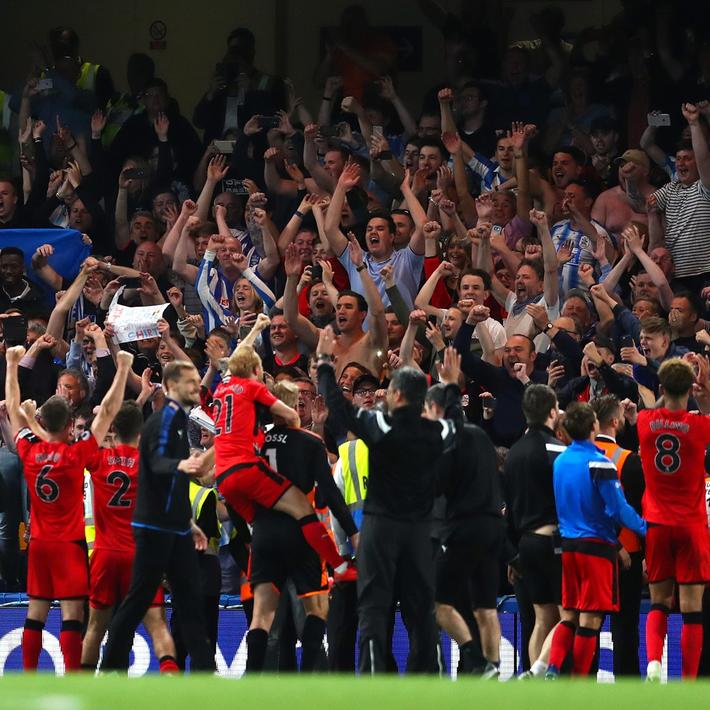 尤文全队和球迷一起出现在登机口，斯帕莱蒂和球迷们友好互动（尤文全队与球迷齐聚登机口，斯帕莱蒂亲切互动）